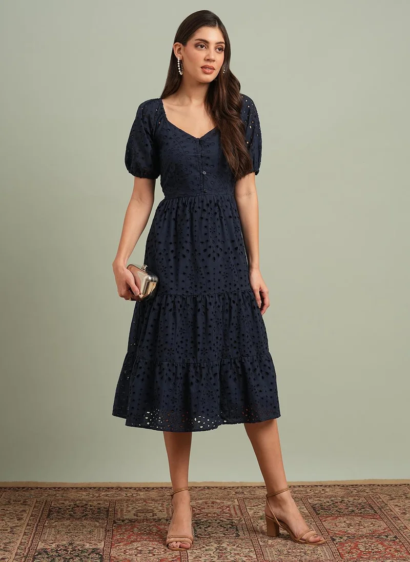 جلو باص فستان نسائي ميدي أزرق داكن بياقة قلب وأكمام منفوشة وتصميم شيفلي وطبقات بخط  مناسب للمنتجعات